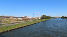 851081 Gezicht op het Amsterdam-Rijnkanaal en de bouw van de buurt Leeuwesteyn in de wijk Leidsche Rijn, vanaf de Dafne ...